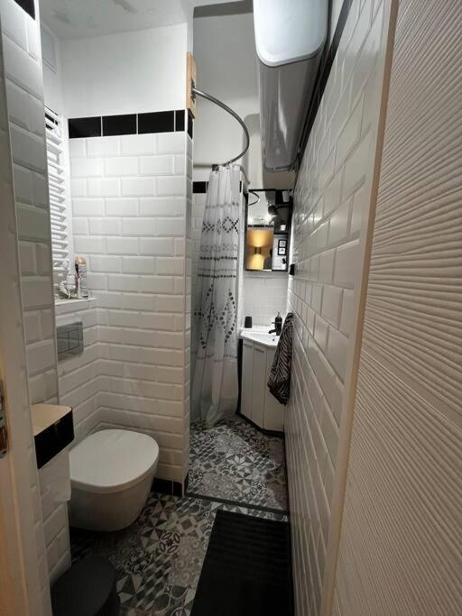 Renovated Stylish Flat At The Castle&metro Lägenhet