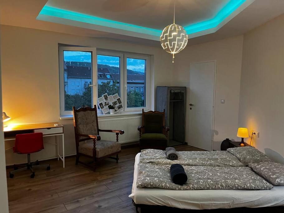 Renovated Stylish Flat At The Castle&metro Lägenhet