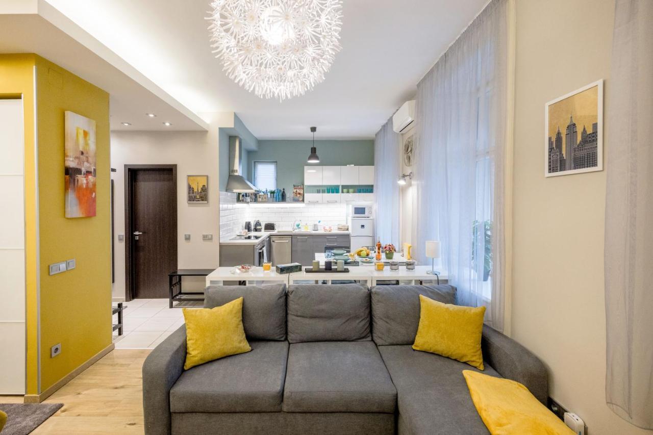 Pearl In The Heart Of The Apartamento Budapest