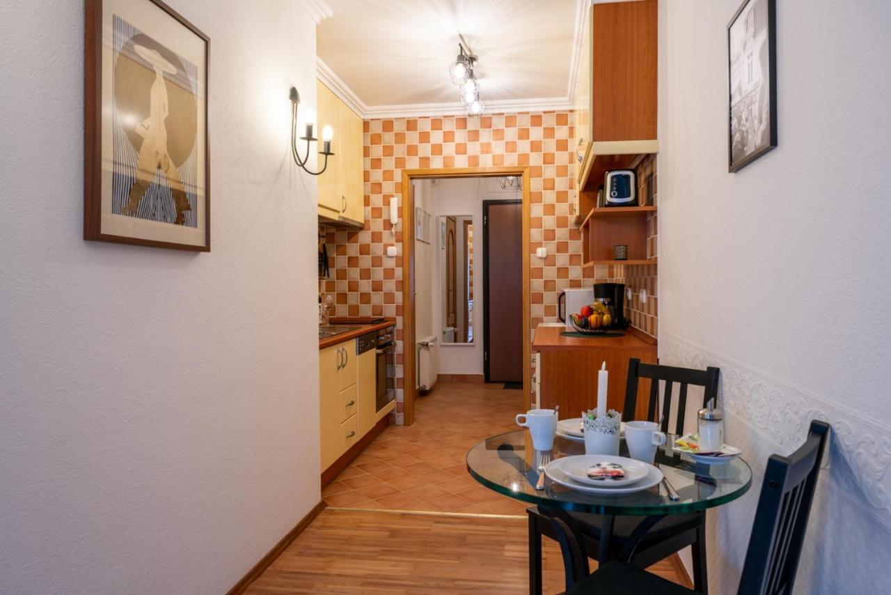 Romantic Secret Garden Apartamento Budapest