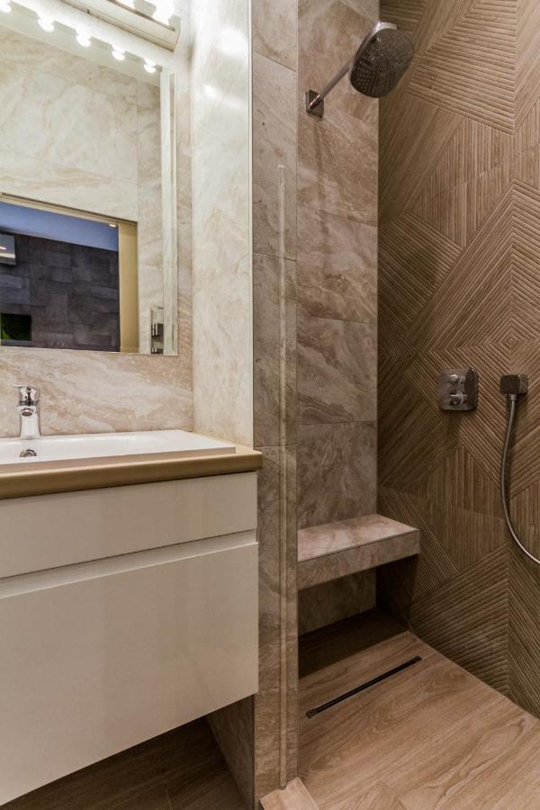 Apartment Chain Bridge Studio