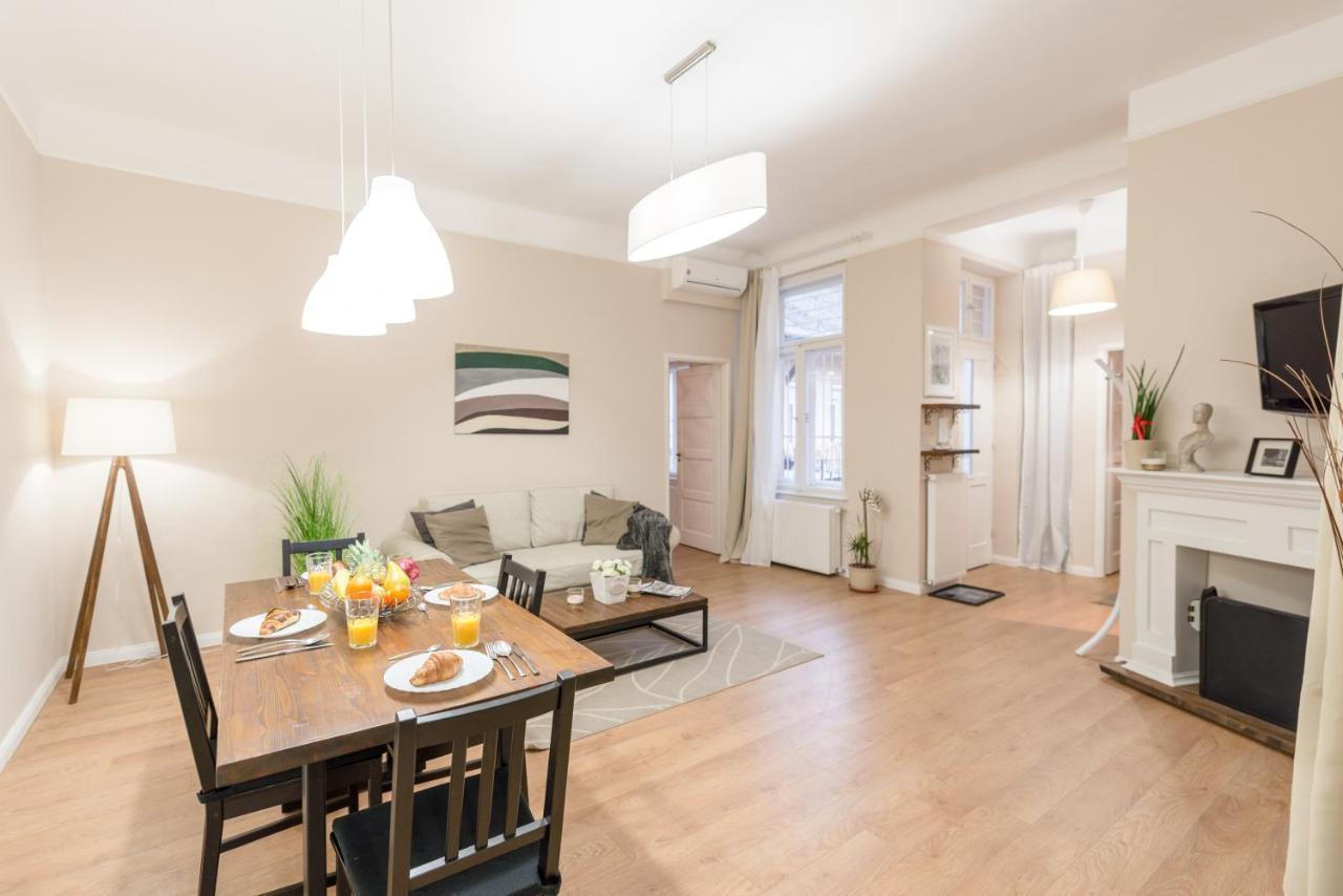 Apartment Downtown Heart 3 Bdr, 2 Bath, A/c *