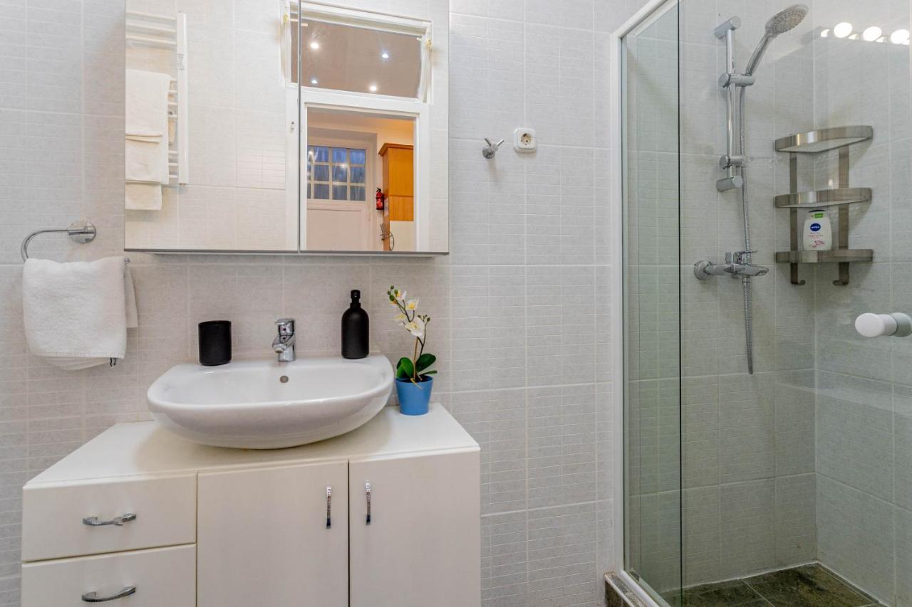 Apartment Luxurious Cozy 1br Apt - 2min Walk To Gozsduyard! Budapest