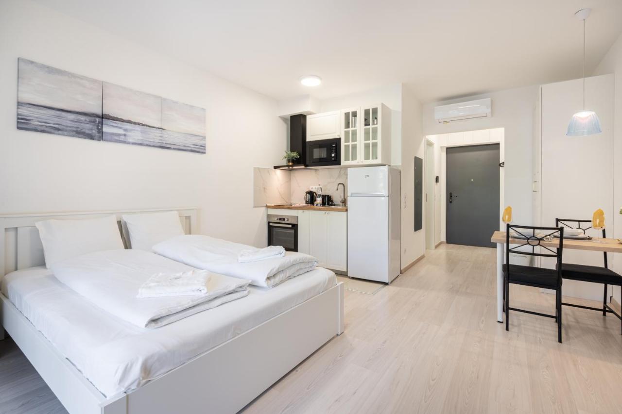 Apartment Grand Corvin With Balcony *