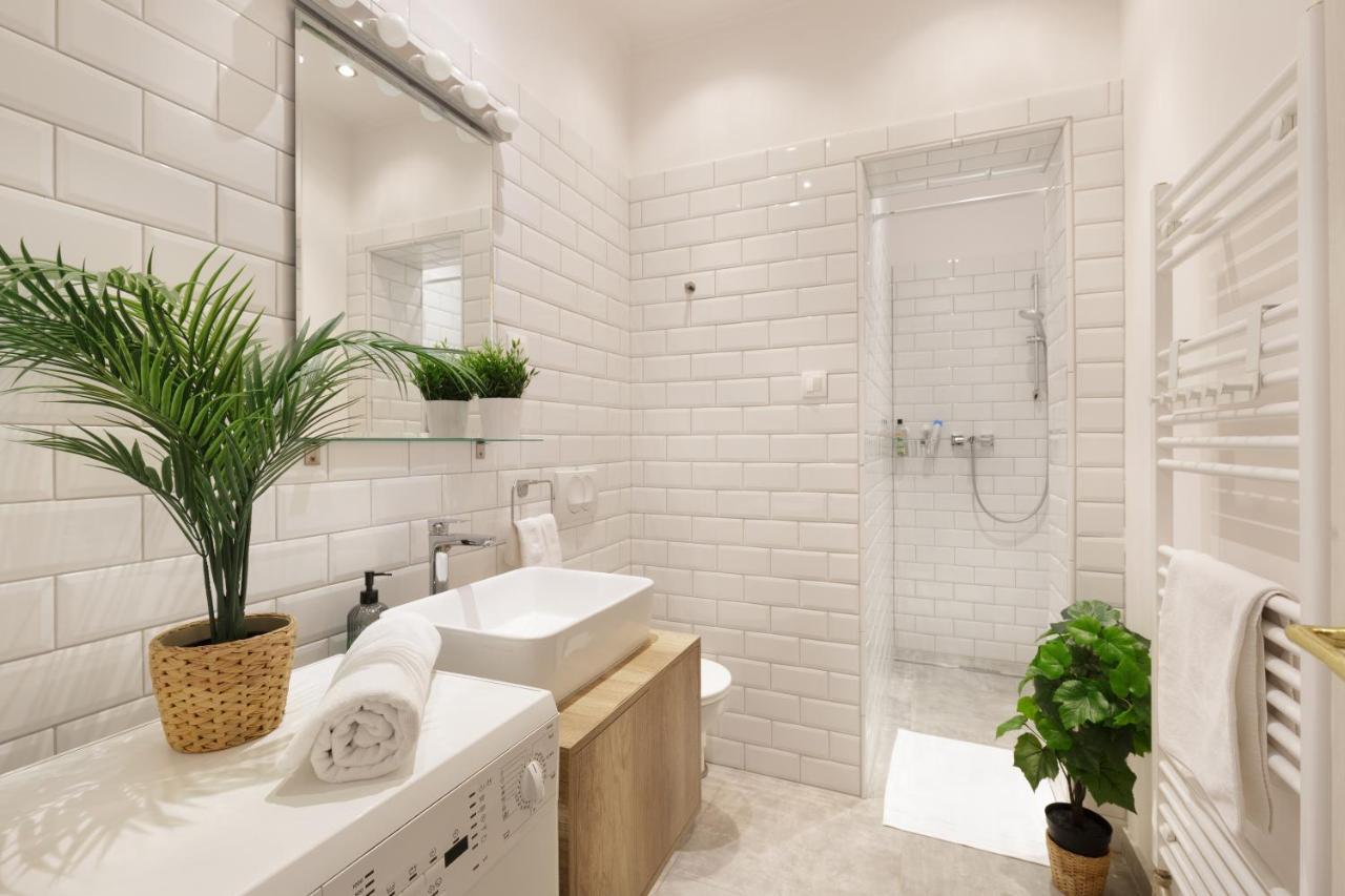 Red Dot Two - New Unit In The Heart Of Party Town Apartment