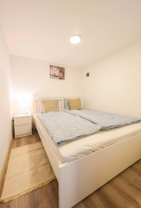 Appartement 1 Bedroom Flat In Nyar Str.,