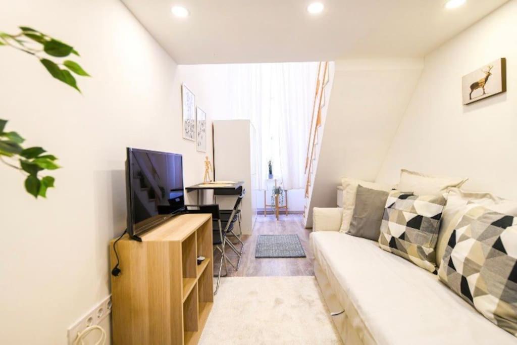1 Bedroom Flat In Nyar Str., *