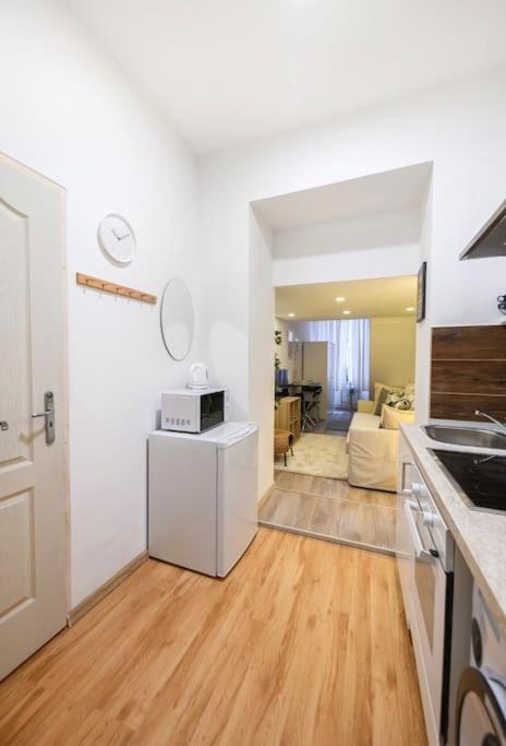 1 Bedroom Flat In Nyar Str.,