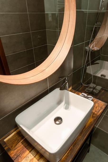 Free Parking Chain Bridge 4ppl, 2bdrm, Wifi, Smart Tv, Ac *