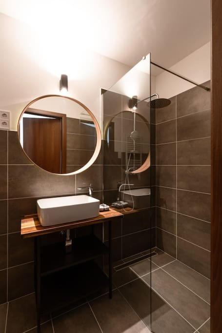 Free Parking Chain Bridge 4ppl, 2bdrm, Wifi, Smart Tv, Ac * Budapest