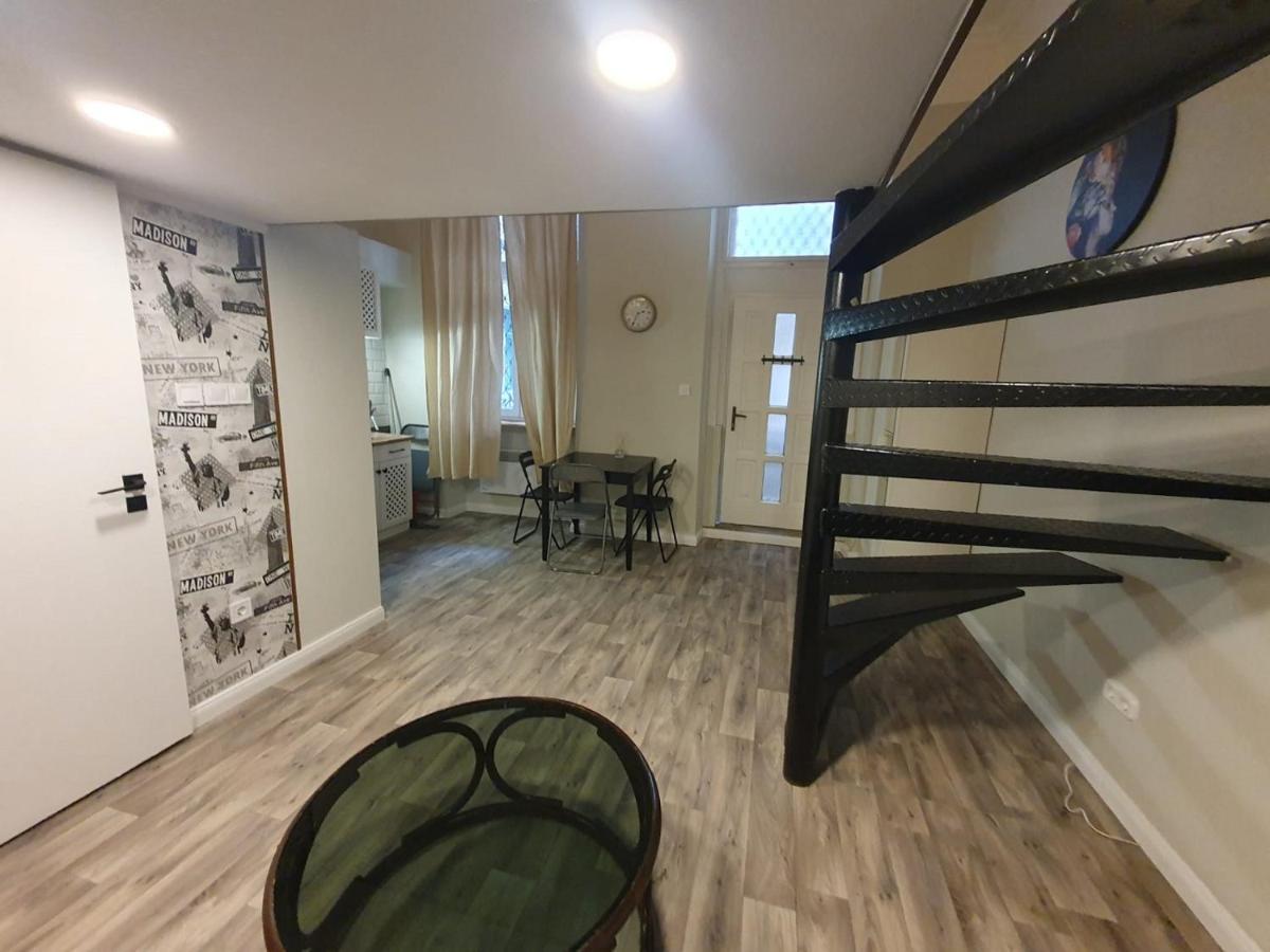 Madam With Ac And The Location Apartment
