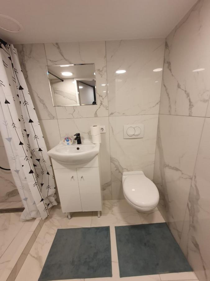 Madam With Ac And The Location * Budapest