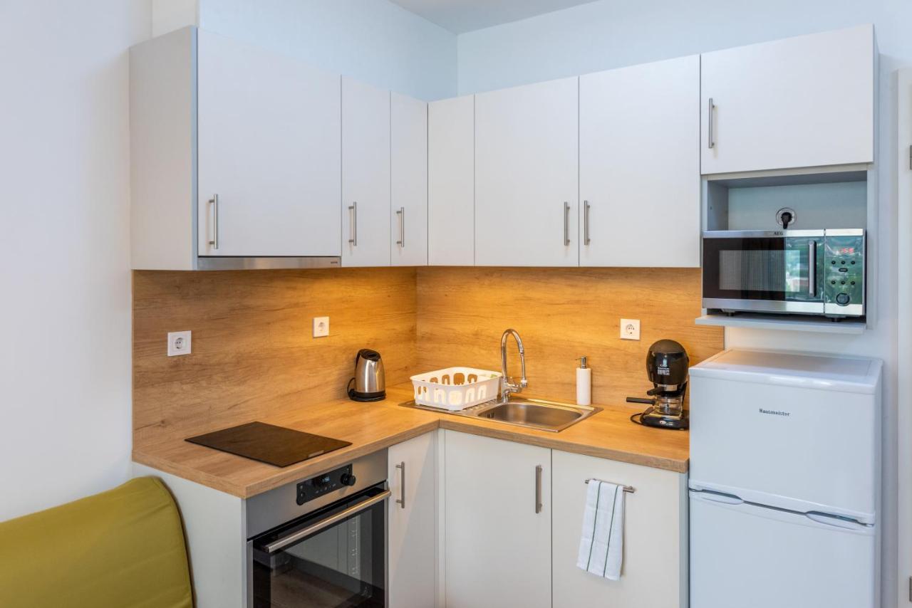 Sweet , 30sqm Studio, Free Private Parking, Mountain View, Balcony, 20 Min From Downtown Boedapest