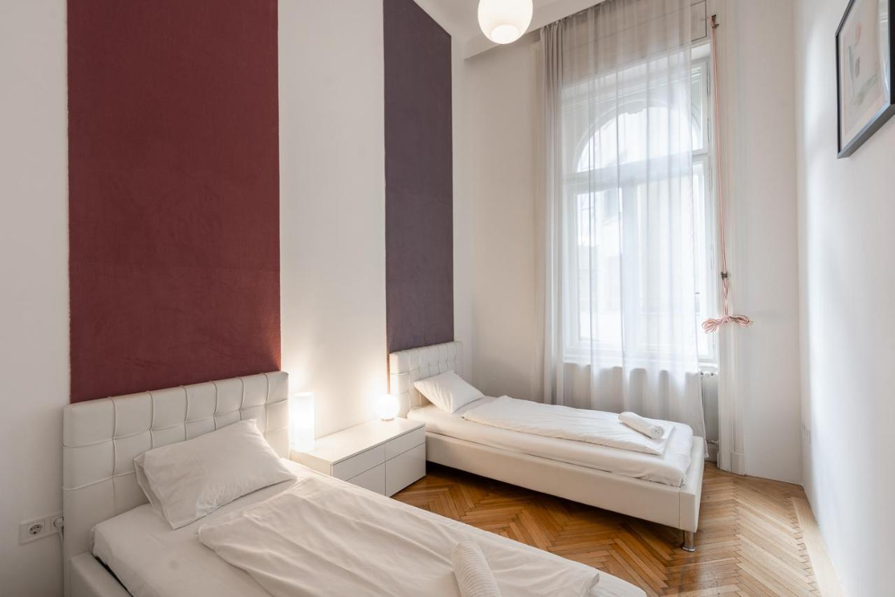 Bright Two-bedroom By The New York Palace