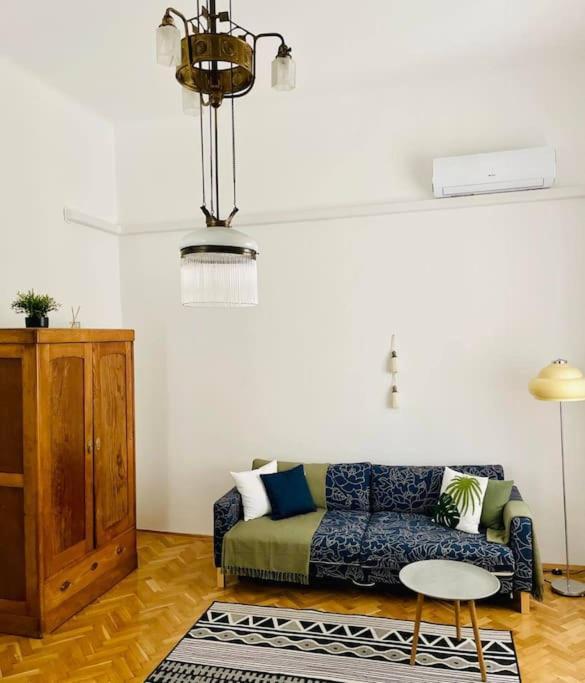 King Apartment *