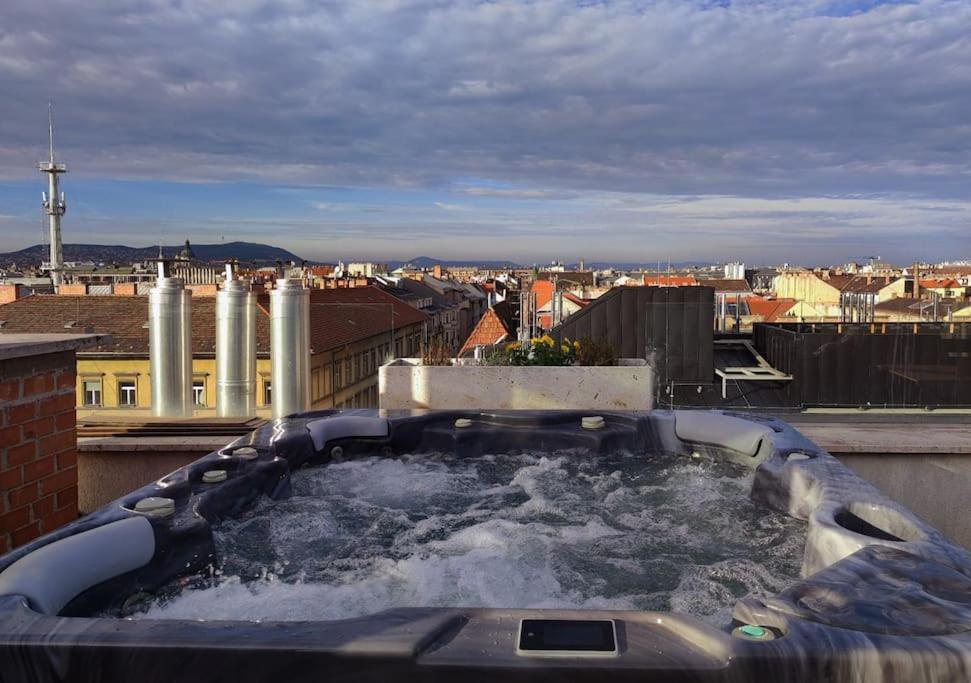360 Panorama • Rooftop Jacuzzi • Downtown Luxury