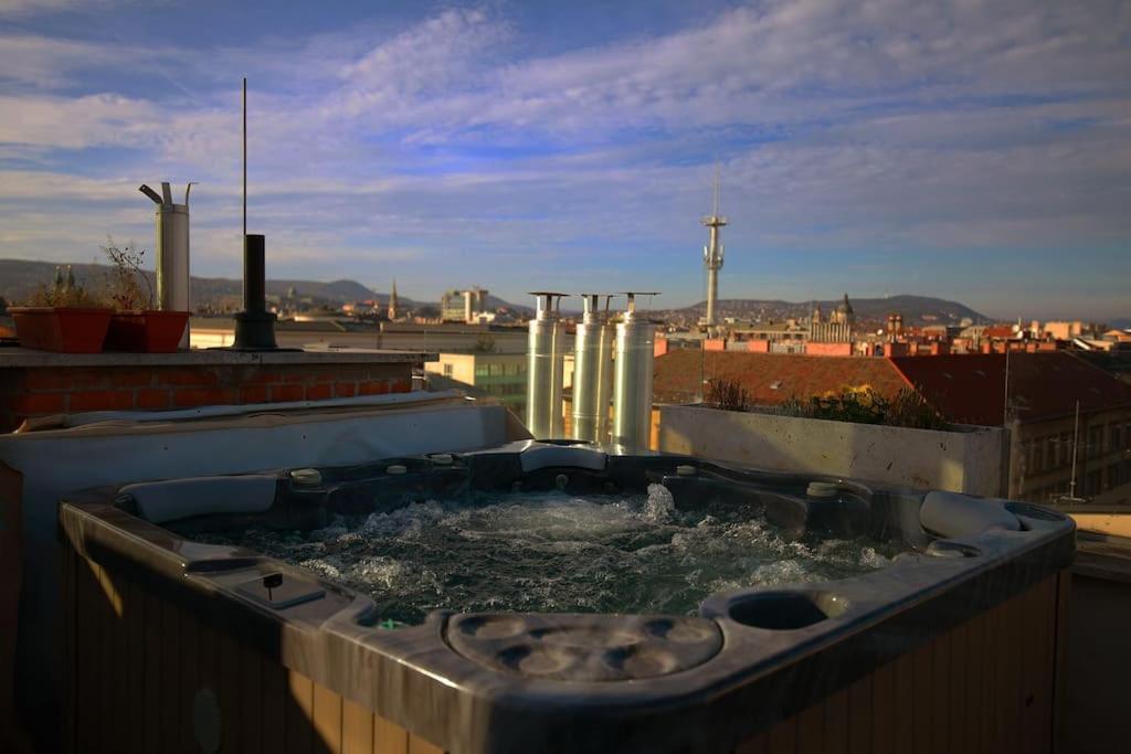 360 Panorama • Rooftop Jacuzzi • Downtown Luxury Budapest