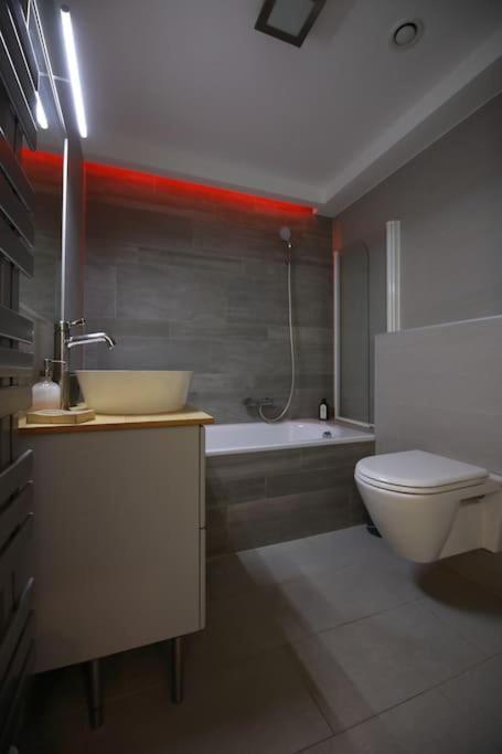 360 Panorama • Rooftop Jacuzzi • Downtown Luxury Appartamento