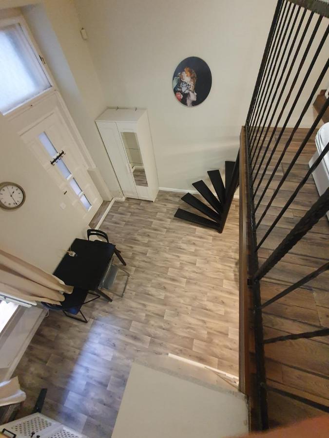 Apartment Madam With Ac And The Location *