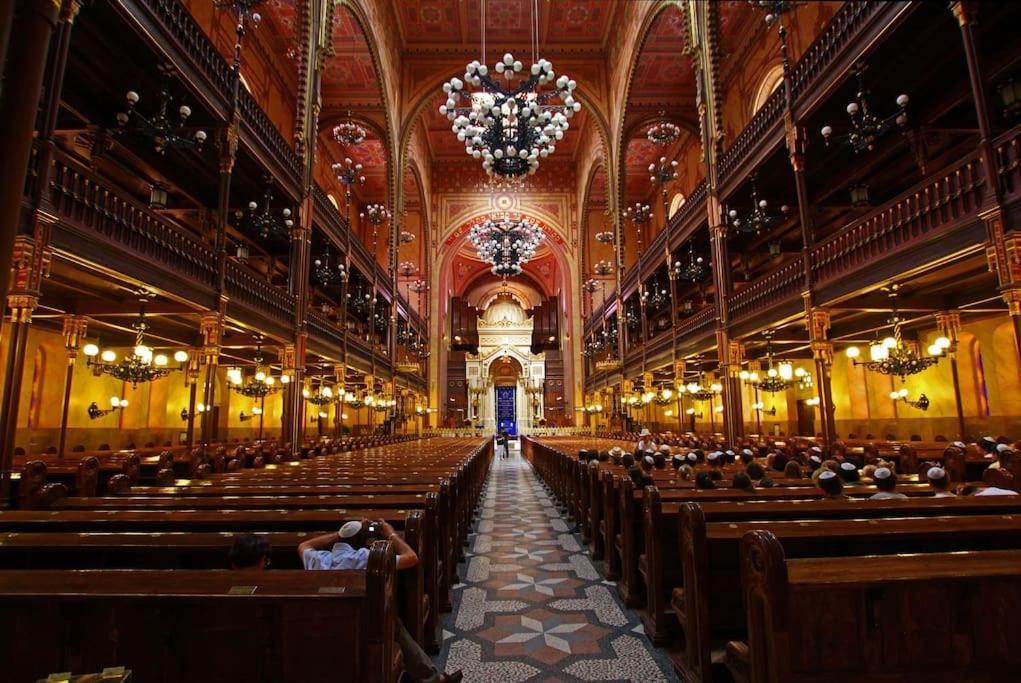 Quiet At Synagogue Budapeszt