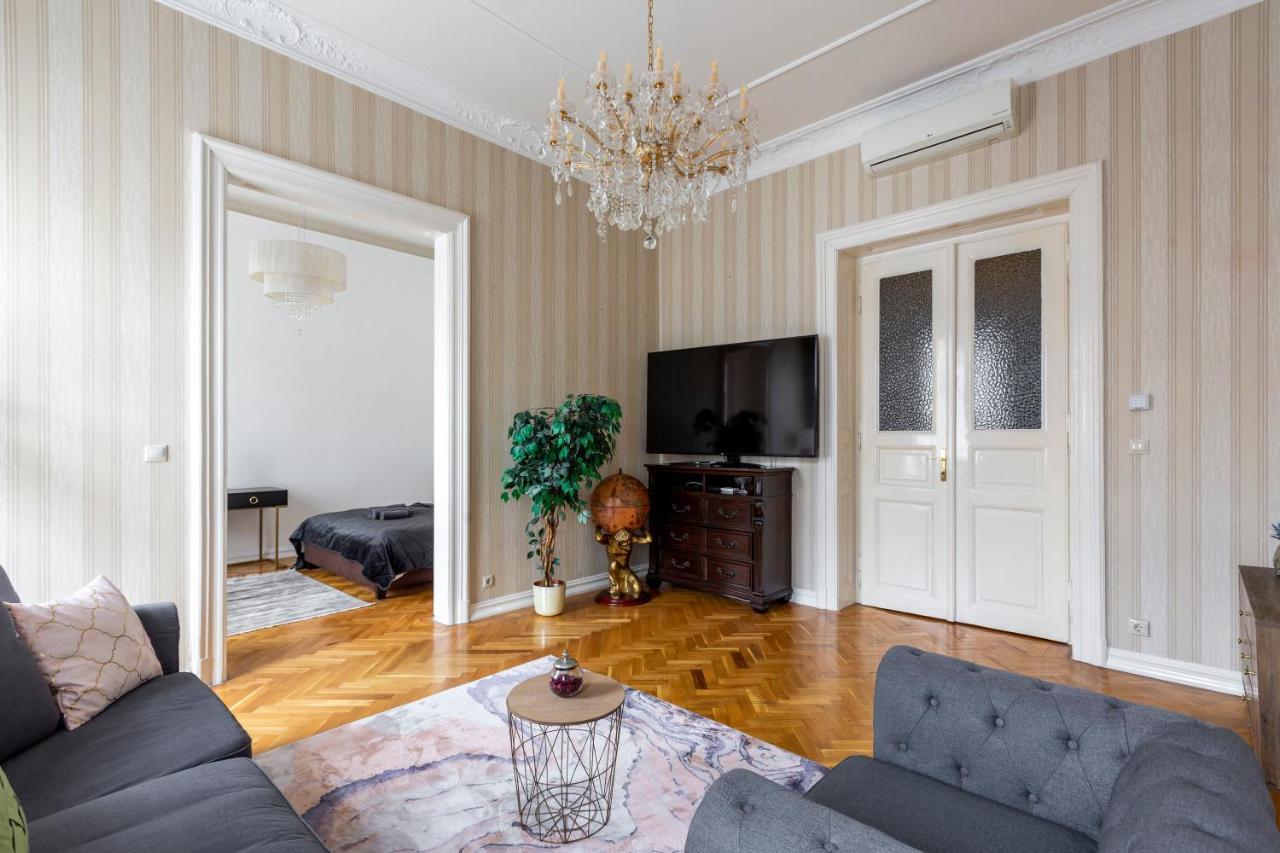 Luxury Next To The New York Cafe Apartman