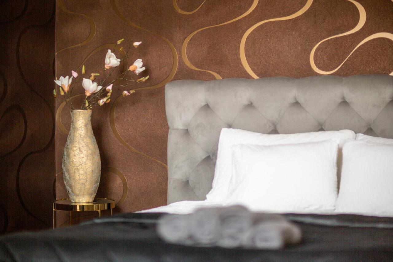 Luxury Next To The New York Cafe