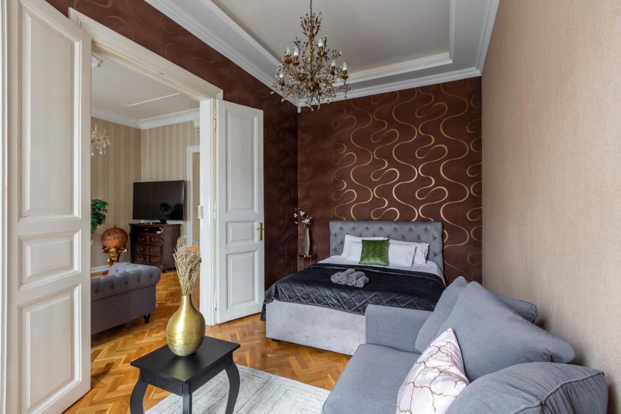 Luxury Next To The New York Cafe