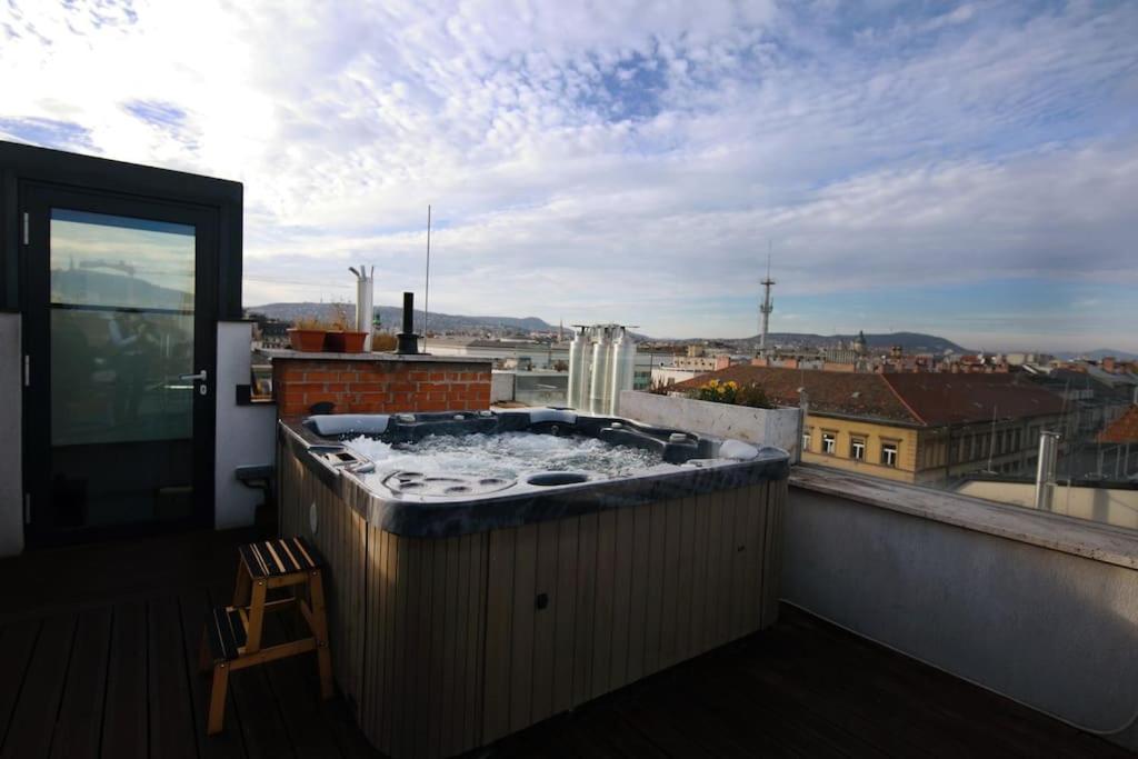 360 Panorama • Rooftop Jacuzzi • Downtown Luxury Budapest