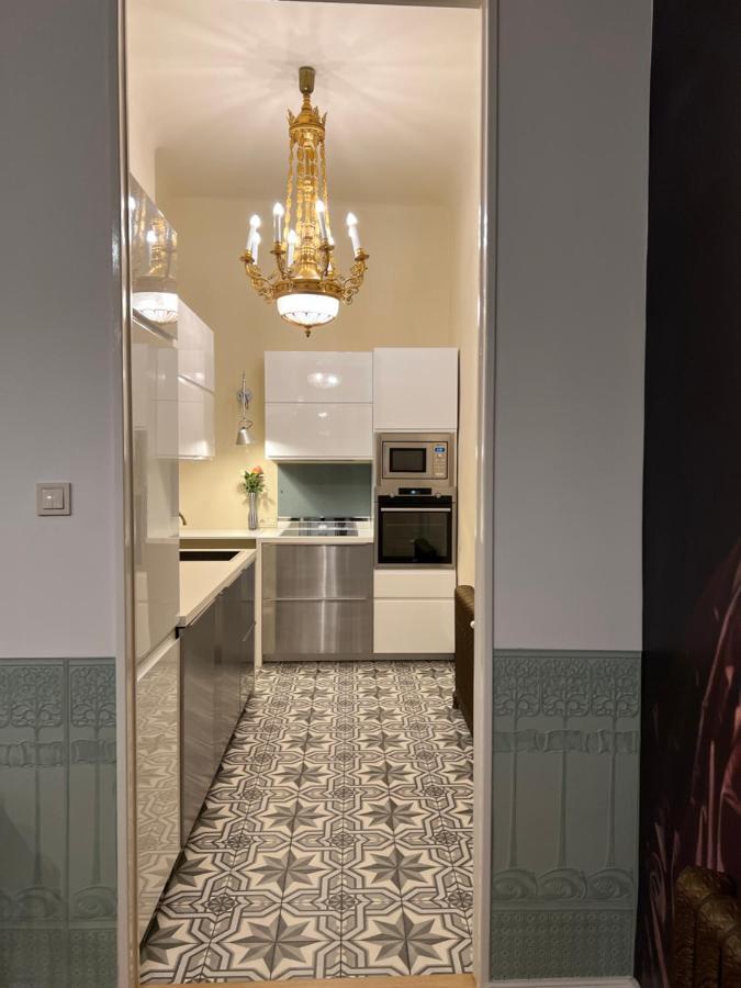 Unique Artistic By H'ereggi Apartment