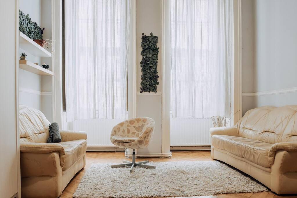 Big In The Centre Apartment