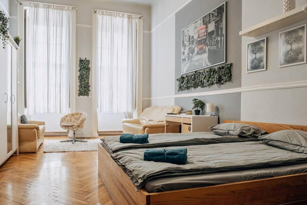 Big In The Centre Apartment