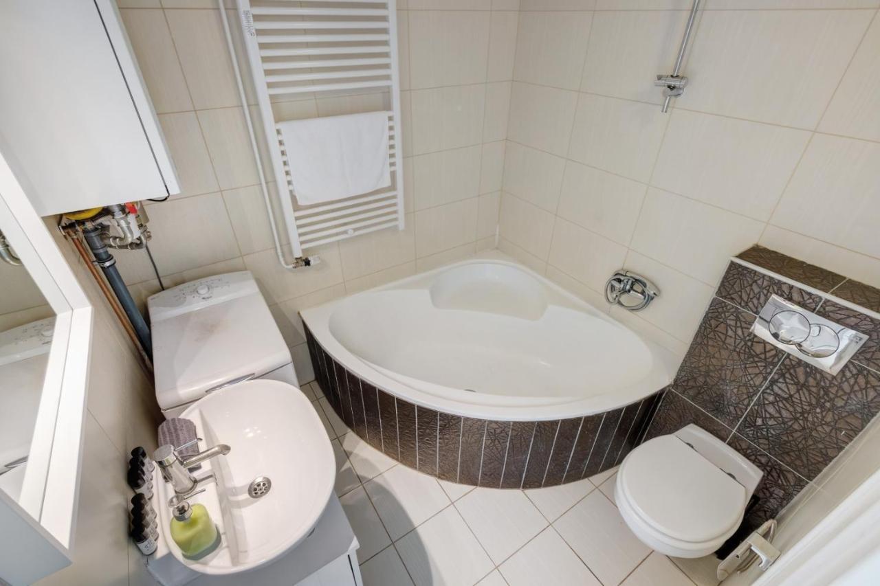 Elizabeth Garden Apartment *