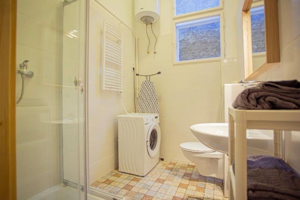 Cosy 2 Bedroom Flat In Akacfa St., Sol Appartement Budapest