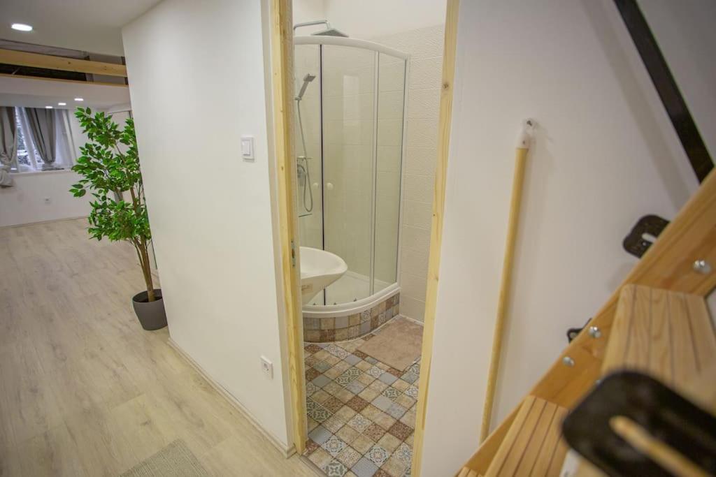 Cosy Two Bedroom Flat In Josika Street, Paprika *