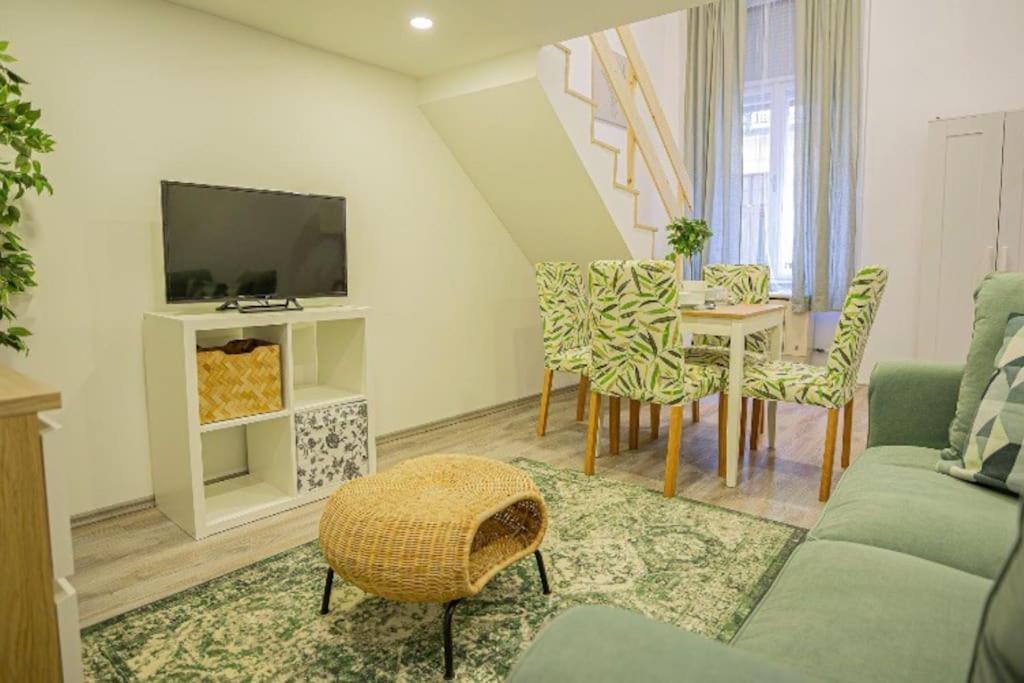 Apartment Cosy Flat In Akacfa Str., Aya