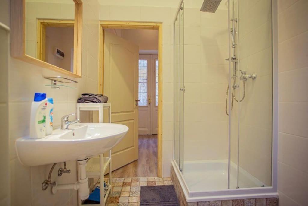 Cosy 2 Bedroom Flat In Akacfa St., Sol Appartement