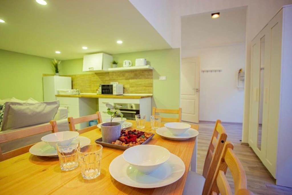 Appartement Cosy 2 Bedroom Flat In Akacfa St., Sol Budapest