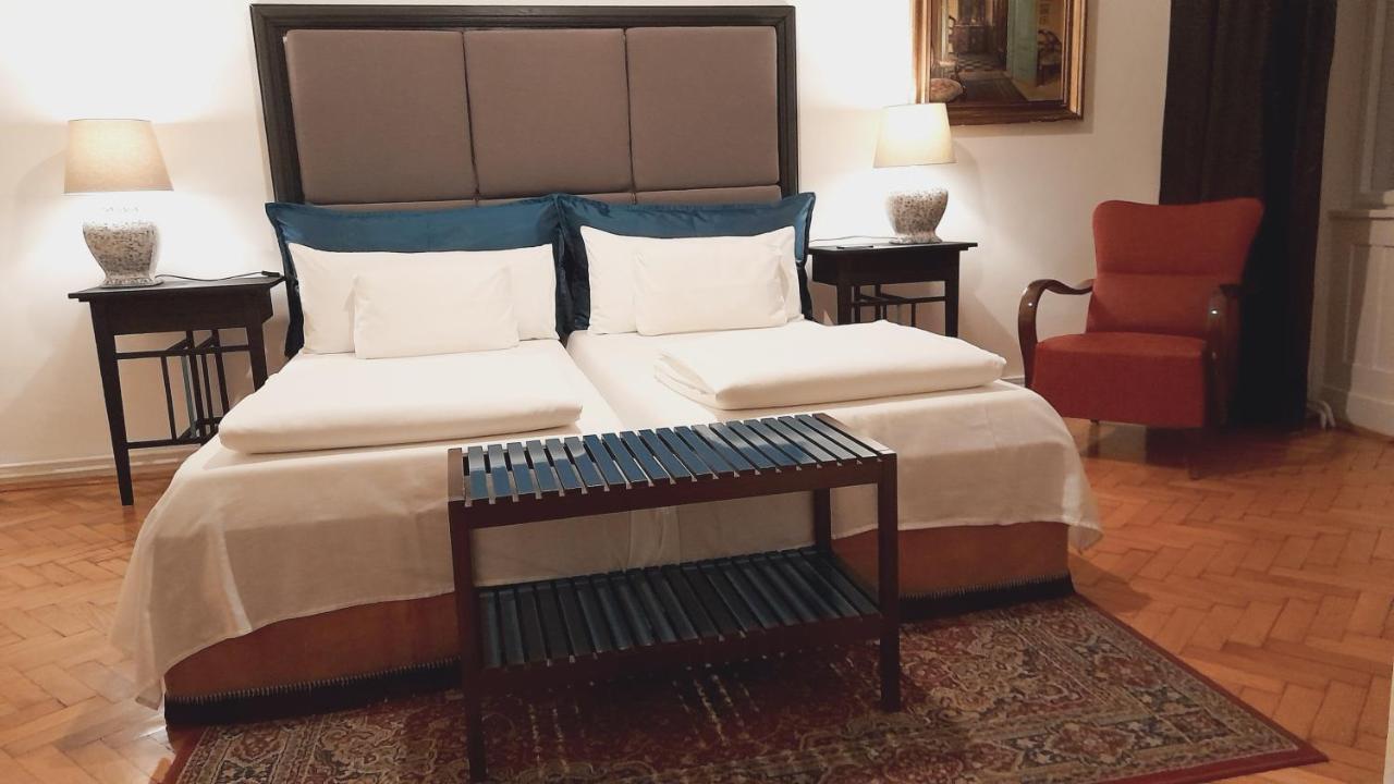 3 Bedrooms Suite, 2 Bathrooms, Balcony At Opera Apartment *
