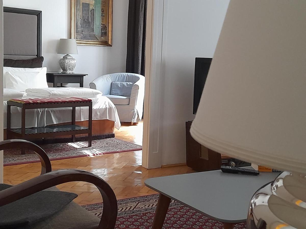 3 Bedrooms Suite, 2 Bathrooms, Balcony At Opera *