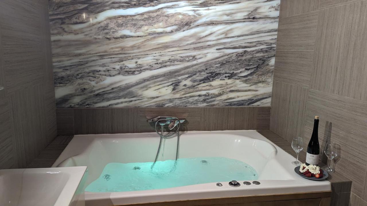 Downtown Designer Apt W Private Spa, Cinema, Balcony, Prime District V *