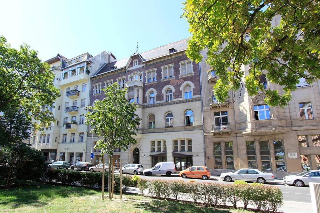 Venus - The Actor's Den Apartman *