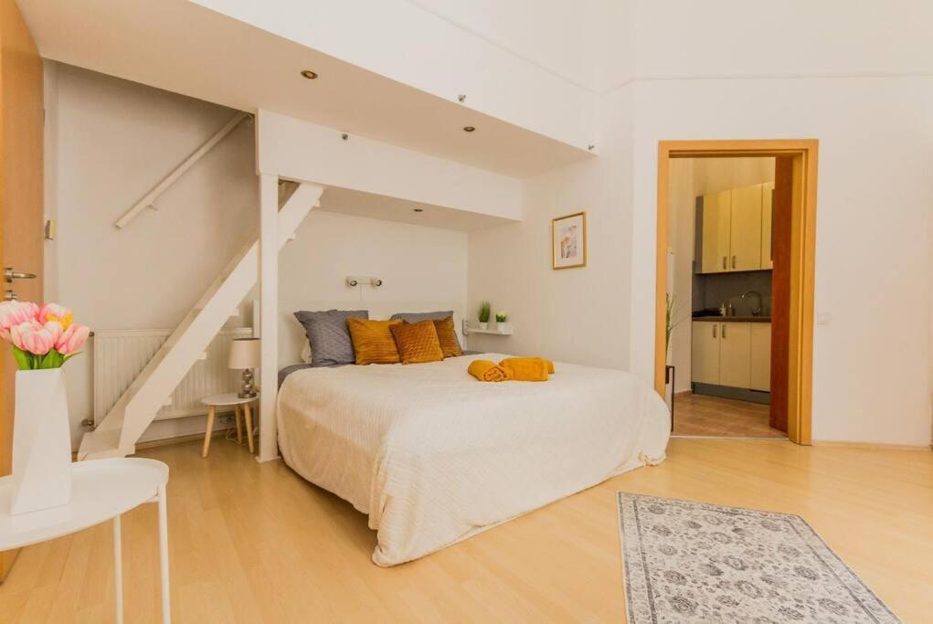 Trendy 2 Flat, Next To Corvin Mall Free Huge Garage! Ac,dishwasher,washmachine, Smart Tv