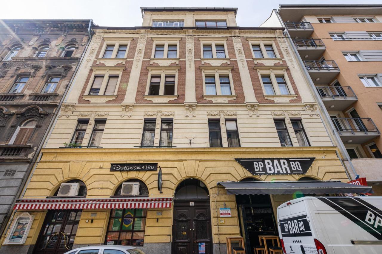 Youth Motive With Gallery Apartment Budapest
