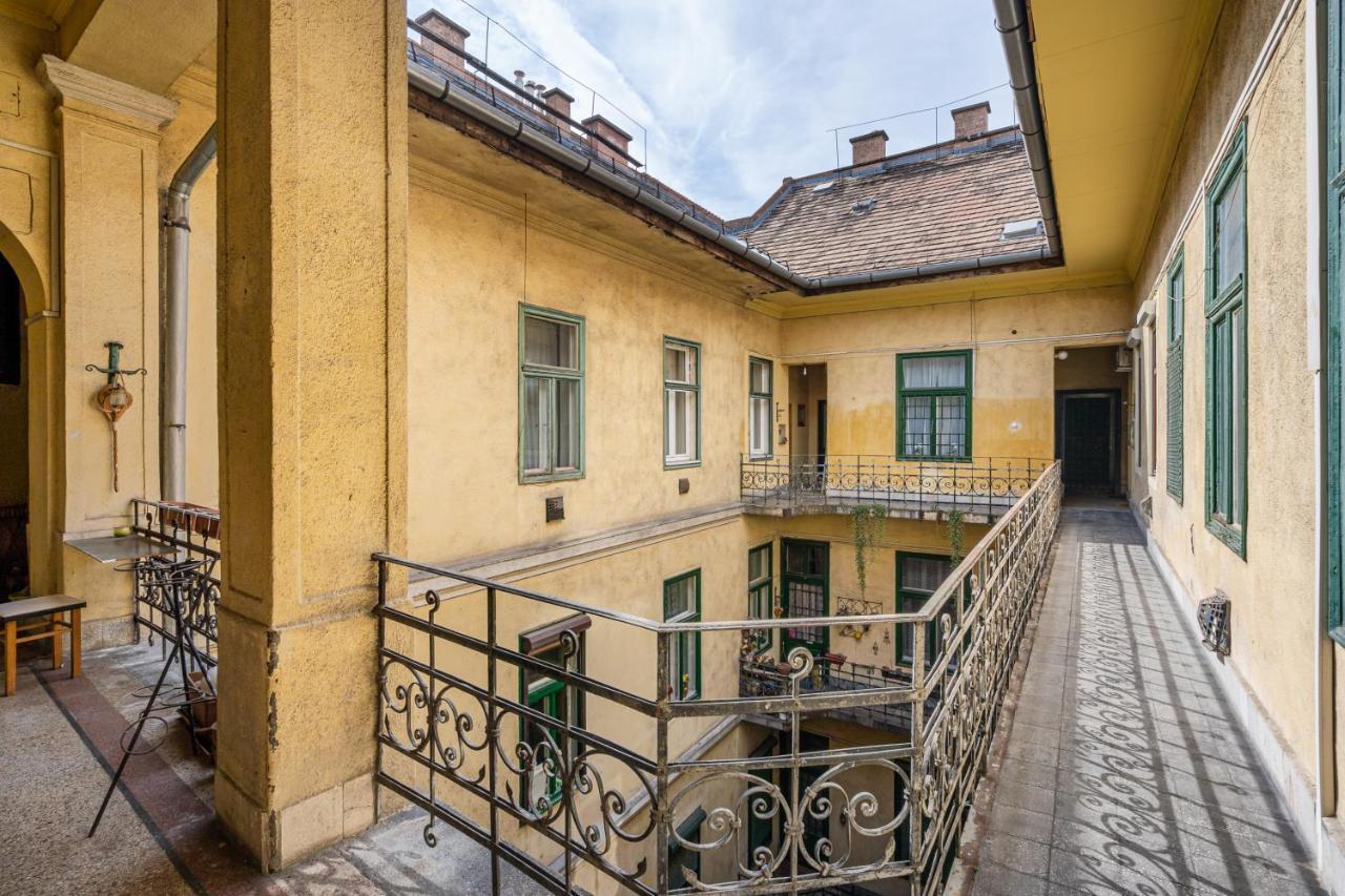 Apartment Youth Motive With Gallery Budapest