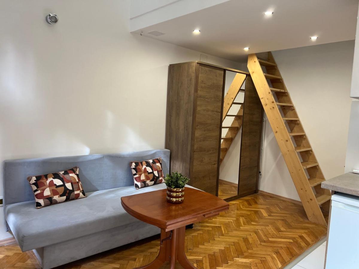 N38 By Small Apartment *