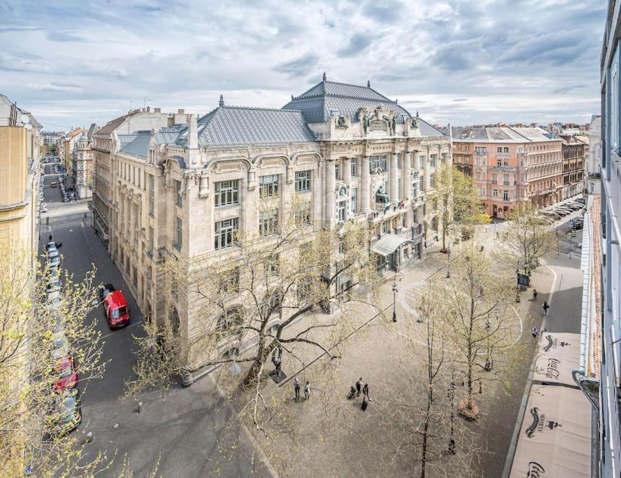 Liszt Ferenc Square Panorama * Boedapest