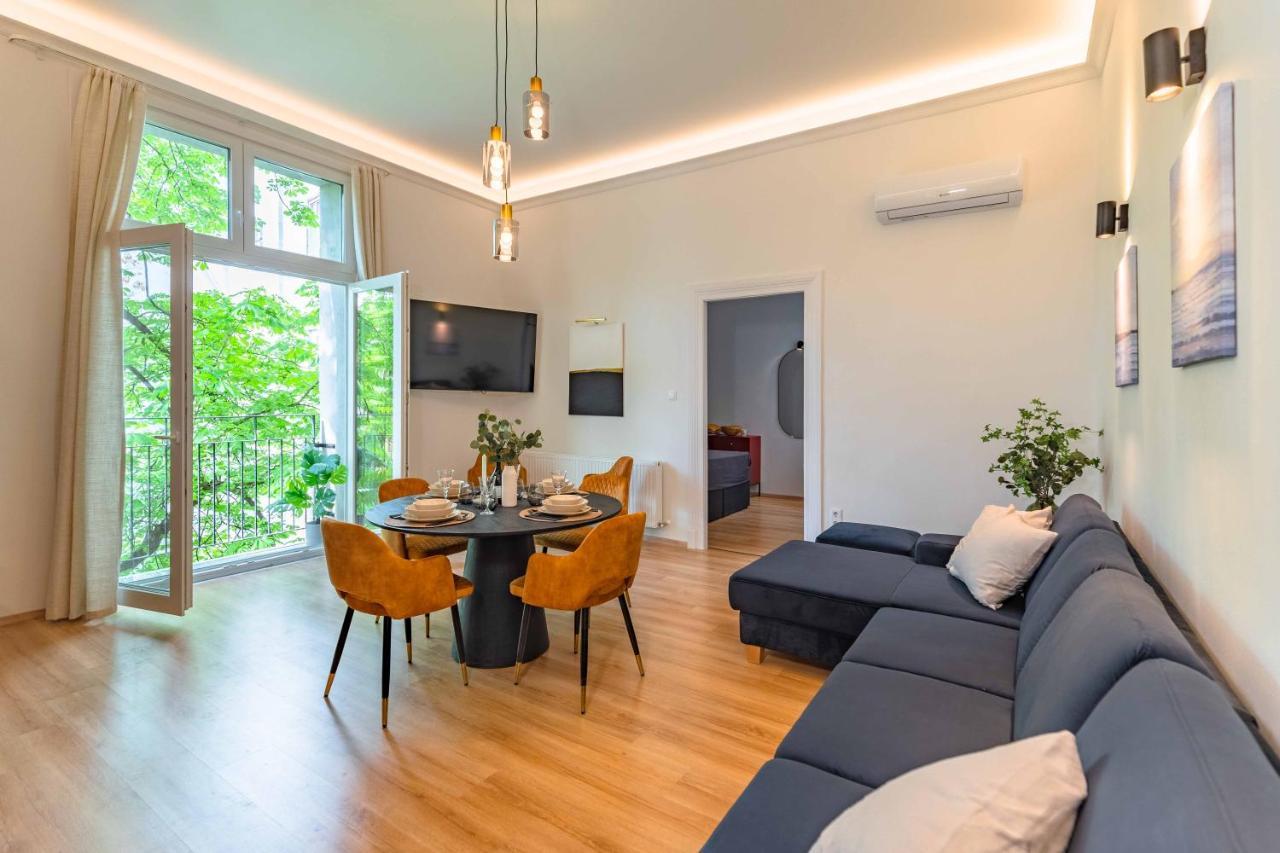 Modern French Balkony Lägenhet *