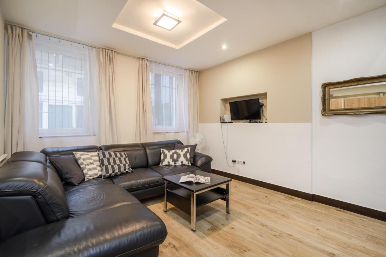Dolly's Duplex Apartment