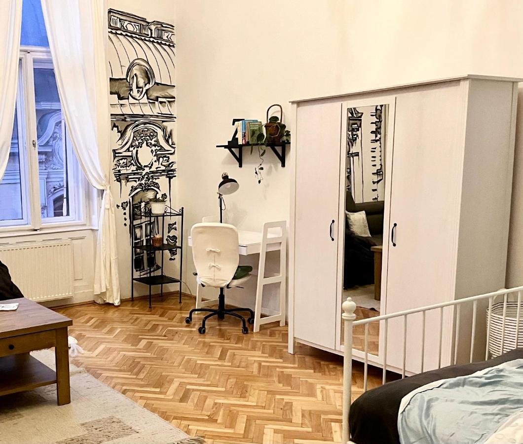 Vígszínház Hostal *