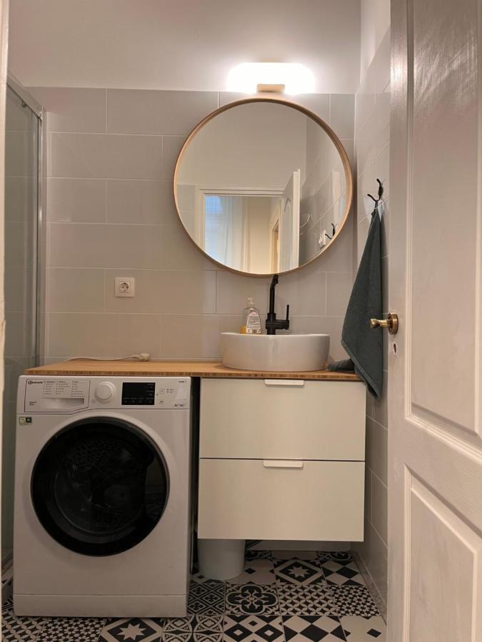 Calm, Artistic 9th Distric Central City Apartment